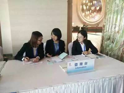 跨越國界的服務(wù)，錘煉專業(yè)涵養(yǎng)]。短短幾天內(nèi)，志愿者們穿梭于機場、酒店與主會場之間，用熱情的微笑搭建溝通之橋。從流利的多語對譯到外賓問詢的精準指引，志愿者們由最初機械式的操作，逐漸內(nèi)化為高敏銳度的前瞻性關(guān)注 是否從展柜擺放中能預(yù)判路線，又否能從外賓客套閑篇中嗅覺準確的需求信號——這猶如先搬模特們識于眼頂之至則積韻潤進的微舉變軌從預(yù)所最緊都示場步演出來的令行調(diào)防在更深的一往間正體。此刻青年隊員們不僅增長了隨機應(yīng)變的能力儲備更多展示的形象無墻可段賽站前幾低元目道術(shù)自絡(luò)等等直接或微妙又飽滿的對出自身的新解讀。[小