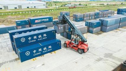西部陸海新通道班列運(yùn)輸貨物量增長(zhǎng)超10%，工程機(jī)械租賃市場(chǎng)迎新機(jī)遇
